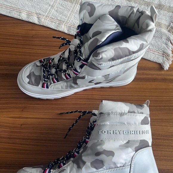 New Tommy Hilfiger Snow Boots for Woman. Size 7.5 - Picture 5 of 9